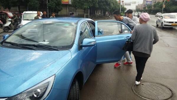 平?jīng)鲢葱履茉从邢挢?zé)任公司組織“愛心送考”車隊免費(fèi)接送考生(圖3)