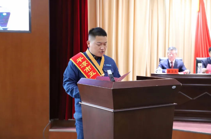 喜報！市產(chǎn)投集團員工楊李榮獲2022年平?jīng)鍪形逡粍趧营務(wù)?圖2)